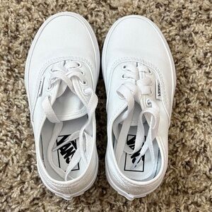 BRAND NEW (never worn)Vans Kids Classic Sneakers. Perfect for back to school🍎
